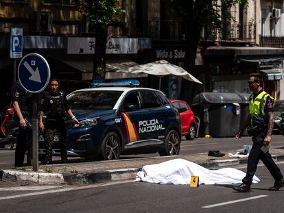 Agentes de la Policía Nacional y de la Guardia Civil, en el paseo de la Extremadura en Madrid, donde este jueves han muerto dos personas atropelladas.