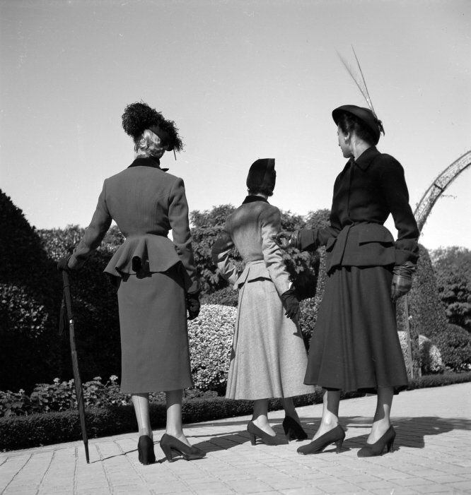 Tres maniquís posan con diseños de Manuel Pertegaz durante un reportaje fotográfico realizado en el Parque del Retiro en 1948.