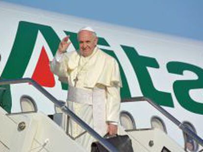 El papa Francisco se sube a un avi&oacute;n de Alitalia el pasado 24 de mayo. 