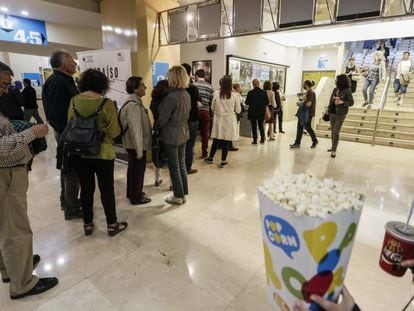 Cola de espectadores en los cines Princesa de Madrid en la primera edición de la Fiesta del Cine de 2017.