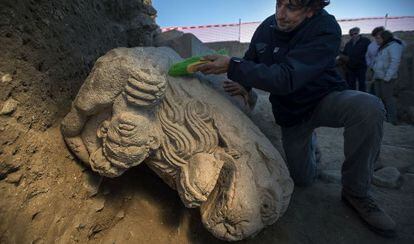 Escultura del león descubierta en el yacimiento de Cástulo.