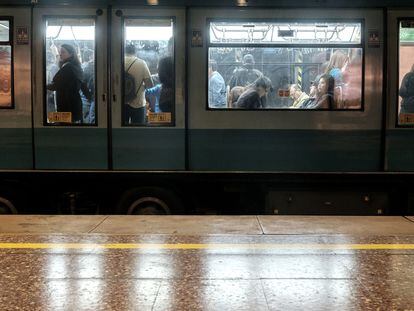 Pasajeros viajan en un tren en una estación de metro en Santiago (Chile).