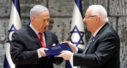 El presdente de Israel, Reuven Rivlin, encarga formar gobierno a Netanyahu, el miércoles en Jerusalén.