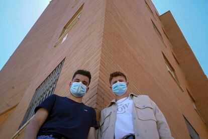 Oscar Zafra, 18 años (izquierda), junto a su amigo Daniel Cáceres, 17, en la avenida del Hospital de Fuenlabrada