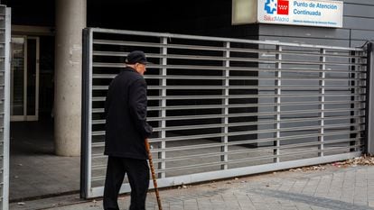Un hombre pasa por delante de un centro de salud en Madrid.