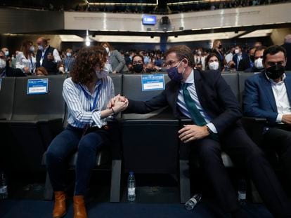 Isabel Díaz Ayuso saluda en un momento del Congreso del PP al nuevo presidente, Alberto Núñez Feijóo.