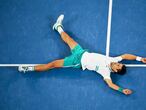 Melbourne (Australia), 21/02/2021.- Novak Djokovic of Serbia celebrates after winning his Men's singles finals match against Daniil Medvedev of Russia on Day 14 of the Australian Open Grand Slam tennis tournament at Melbourne Park in Melbourne, Australia, 21 February 2021. (Tenis, Abierto, Rusia) EFE/EPA/JAMES ROSS AUSTRALIA AND NEW ZEALAND OUT