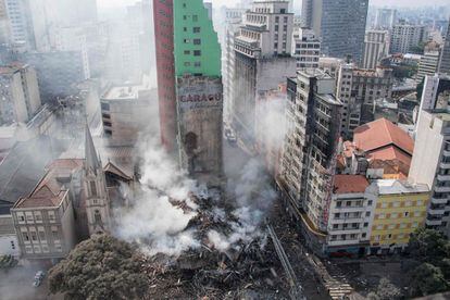 Los bomberos trabajan para extinguir el fuego en un edificio que colapsó después de incendiarse en Sao Paulo, Brasil.