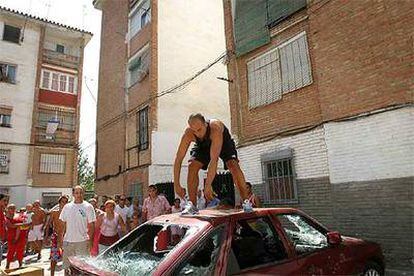 Un vecino, sobre el coche del supuesto agresor, poco después del enfrentamiento.