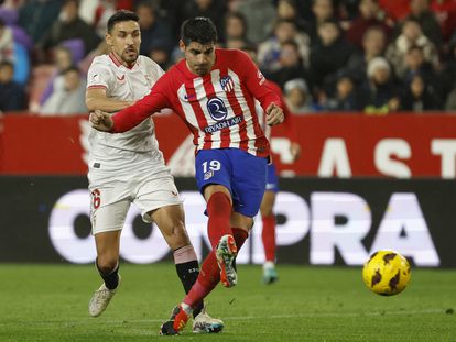 El delantero del Atlético de Madrid, Álvaro Morata, seguido por el defensa el Sevilla Jesús Navas, durante el último encuentro entre ambos equipos.