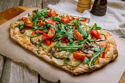 Ni ‘focaccia’ ni pizza. A medio camino entre ambas recetas está la 'pinsa'. Hecha con una mezcla de harinas, el resultado es una base más ligera y crujiente que se corona con ingredientes al gusto.