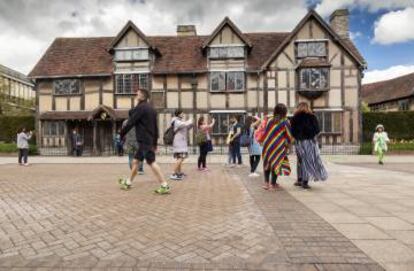 Turistas frente a la casa natal de William Shakespeare, en Stratford-Upon-Avon (Reino Unido).