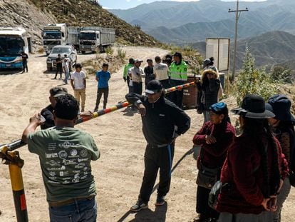 Familiares de trabajadores mineros esperan noticias luego del incendio que mató a 27 personas en Yanaquihua, Arequipa, el 6 de mayo 2023.