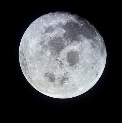 Imagen de la Luna tomada desde el 'Apolo 11' durante su viaje a una distancia de 10.000 millas náuticas.