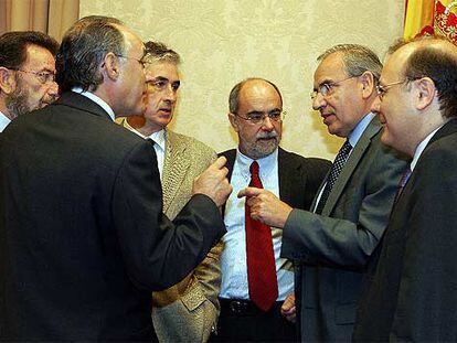 Manuel Gracia, Javier Torres Vela, Ramón Jáuregui, Alfonso Perales, Alfonso Guerra y José Andrés Torres Mora, ayer en el Congreso.