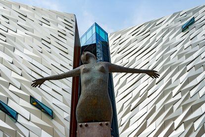 'Titanica', una escultura de Rowan Gillespie a las afuera de Titanic Belfast!, cuyo edificio simula la forma de una proa lidiando contra el hielo y las olas.