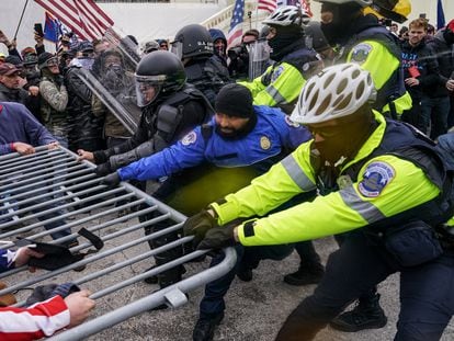Seguidores de Donald Trump traspasaban a la fuerza las barreras que rodeaban el Capitolio, el 6 de enero.