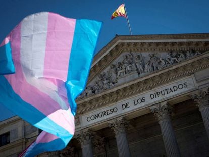Una bandera que reivindica l'orgull trans davant del Congrés dels Diputats el juny del 2020.
