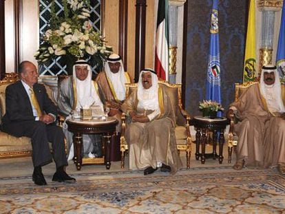 Don Juan Carlos durante el encuentro que ha mantenido con el emir de Kuwait, el jeque Sabah al Ahmad al Sabah, y el primer ministro, jeque Yaber al Mubarak al Hamad al Sabah, (d) en Kuwait.