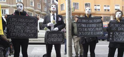 Afectados por la claúsula suelo durante una concentración en Madrid contra las cláusulas suelo y los abusos hipotecarios de la banca.
