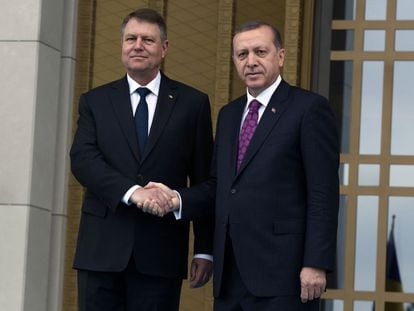 Recep Tayyip Erdogan i, a la dreta, el seu homòleg romanès Klaus Iohannis, aquest dimecres a Ankara.