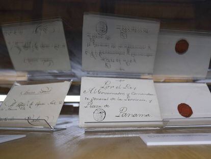 Cartas presentes en la exposición 'La carta en el camino' en el Archivo de Indias de Sevilla.