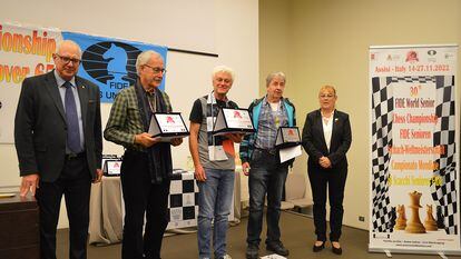 Txelu Fernández (2º por la izquierda), durante la entrega de premios, junto al campeón, el británico Nunn, y el 3º, el francés Legky, este sábado en Assisi (Italia)