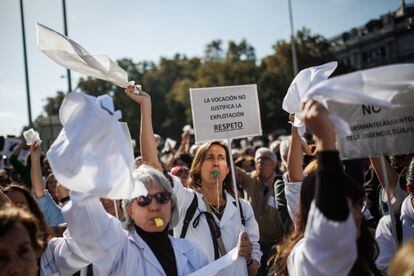 Unas doctoras, en la protesta masiva del domingo 13 de noviembre por la sanidad pública en Madrid.
