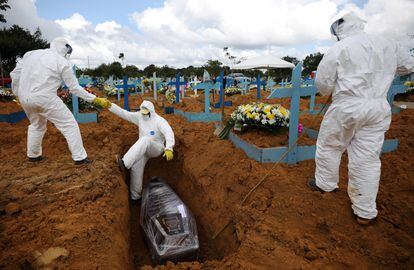 Entierro en un cementerio de Manaos (Brasil) de una mujer de 73 años fallecida por covid, el 17 de enero.