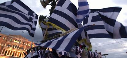 Puesto de banderas griegas frente al Parlamento en Atenas