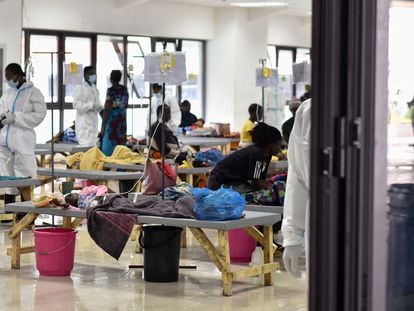 Centro de emergencia contra el cólera creado para hacer frente a un brote mortal en el Estadio de los Héroes Nacionales en Lusaka, Zambia, el 18 de enero.