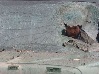 El conductor de un cami&oacute;n mira a trav&eacute;s del parabrisas destrozado que ha sido alcanzado por un ataque terrorista talib&aacute;n en Kabul (Afganist&aacute;n).