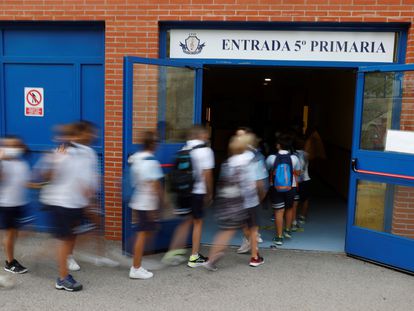 Varios niños entran al CEIP Maestro Padilla de Madrid, en el inicio del curso escolar para los alumnos de Primaria en la Comunidad de Madrid el pasado 7 de septiembre.