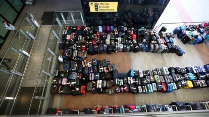 Equipaje amontonado en la terminal 2 del aeropuerto londinense de Heathrow, el pasado 12 de junio