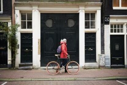 Un joven con una Roetz Bike, proyecto social que crea bicis nuevas a partir de cuadros antiguos.