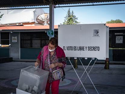 Una mujer vota en las elecciones de junio de 2022 en Huasca de Ocampo (Estado de Hidalgo).