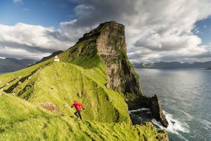 Acantilados en la isla de Kalsoy, en el archipiélago danés de las Feroe.