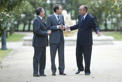 José Luis Rodríguez Zapatero (centro), el canciller alemán, Gerard Schröder (izquierda), y el presidente francés, Jacques Chirac, a su llegada al Palacio de la Moncloa donde celebraron una reunión trilateral.