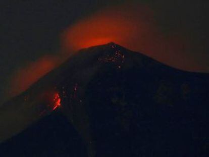 Las columnas de ceniza superan los 6.000 metros de altura. Más de 3.000 personas son evacuadas