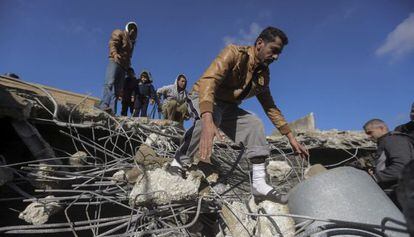 Palestinos, en los restos de una vivienda demolida hoy por el Ejército en Hebrón. Las autoridades dicen que había sido construida "ilegalmente"