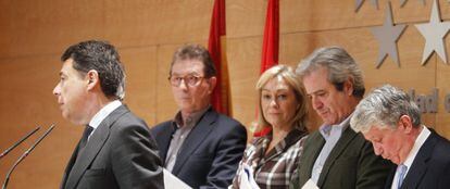 Ignacio Gonz&aacute;lez, en la presentaci&oacute;n del plan con Jaime Cedr&uacute;n (CC OO), Ana Isabel Mari&ntilde;o (Consejer&iacute;a de Empleo), Jos&eacute; Ricardo Mart&iacute;nez (UGT) y Arturo Fern&aacute;ndez (CEIM).