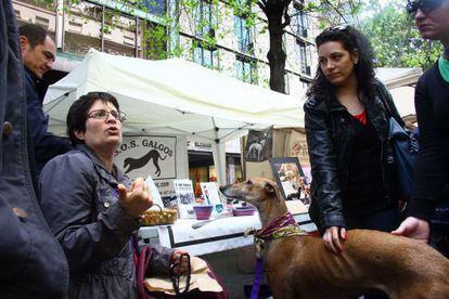 Isabel Vilaburgués, de la organización sin ánimo de lucro S.O.S. Galgos, en el Día de Sant Jordi de Barcelona