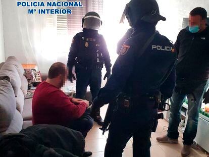 Agentes de la Policía Nacional durante la detención de un fugitivo en Torrejón de Ardoz.