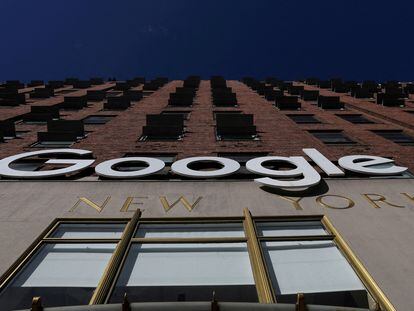 Logotipo de Google en sus oficinas de Nueva York, en una imagen de archivo.