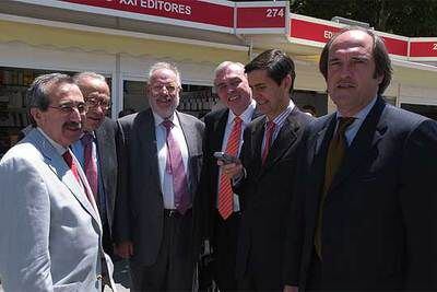 Los rectores Virgilio Zapatero, Gregorio Peces-Barba, Carlos Berzosa, Javier Uceda, Pedro G. Trevijano y Ángel Gabilondo, ayer en la Feria del Libro de Madrid.