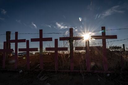 Vista de las cruces rosas colocadas en el cerro de la Colonia Lomas de Poleo, en Ciudad Juárez, Chihuahua, el 26 de enero de 2022, en memoria de decenas de mujeres que fueron asesinadas en la colonia, convirtiéndola en una de las que suponen mayor riesgo para las mujeres.