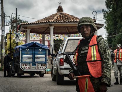 Elementos de la Guardia Nacional y del Ejército durante un operativo de vigilancia en San Cristóbal de las Casas, en junio de 2022.