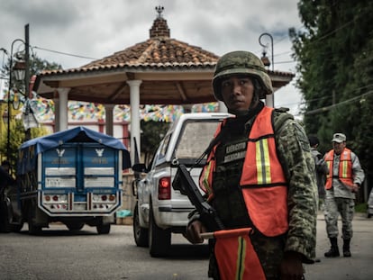 Elementos de la Guardia Nacional y del Ejército durante un operativo de vigilancia en San Cristóbal de las Casas, en junio de 2022.