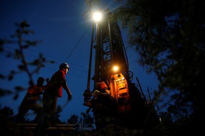 Un equipo de rescate trabaja en uno de los accesos de la mina donde permanecen atrapados 10 obreros, en el municipio de Sabinas, en el Estado de Coahuila (México), el 20 de agosto de 2022.