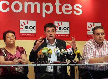 Enric Morera, en el centro, ayer en la sede del Bloc en Valencia.